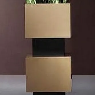 Vaso alto Square dourado com estrutura preta e planta no topo