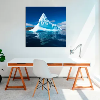 Quadro grande iceberg com bloco de gelo azul refletido no mar