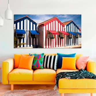Quadro de três casas de praia listradas em Aveiro, fachadas azul, vermelho e branco