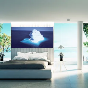 Quarto luminoso com quadro 'Iceberg en el mar' sobre a cabeceira