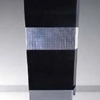 Vaso alto preto com faixas metálicas prateadas horizontais