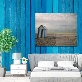 Quadro casa de praia com cabana listrada na orla e passadiço de madeira