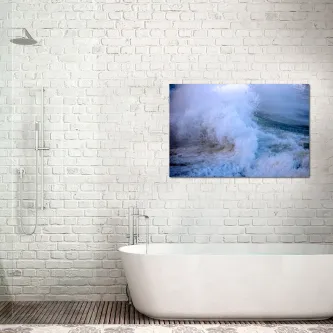 Quadro força do mar mostrando onda azul a rebentar, pendurado sobre banheira branca