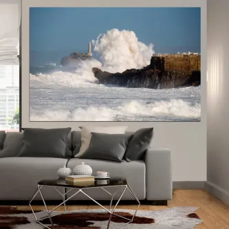 Quadro Mar Bravo com ondas a rebentar violentamente contra rochas e farol ao fundo