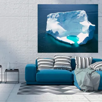 Imagem de quadro com iceberg azul no oceano suspenso numa sala moderna