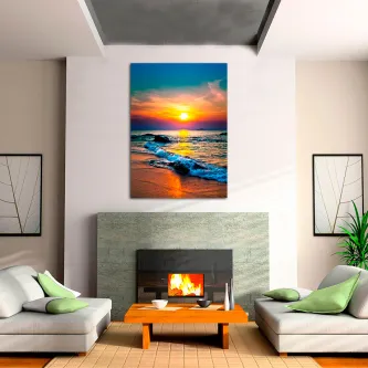 Quadro com sol de fim de dia sobre mar, pendurado acima de lareira em sala moderna
