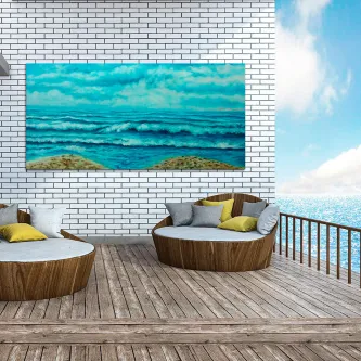 Quadro ondas a pincel pendurado em parede branca sobre varanda com cadeiras e vista de mar