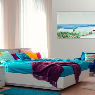 Quarto com cama colorida e quadro casas a beira mar com paisagem marítima na parede