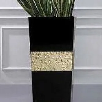 Vaso alto aguado preto com faixa dourada texturada e plantas altas