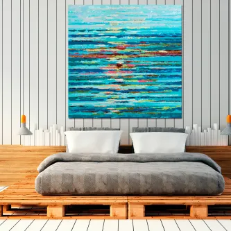 Quadro abstrato com reflexos do mar em tons turquesa pendurado sobre cama