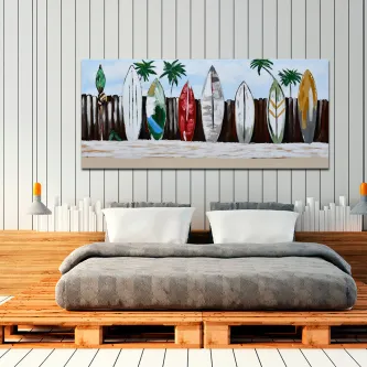 Quadro com pranchas de surf alinhadas na praia e palmeiras