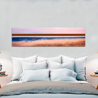 Quadro panorâmico de praia com mar azul, areia e céu cor de pôr do sol