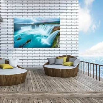 Quadro cataratas com pintura de cascatas turquesa pendurado numa parede branca numa varanda