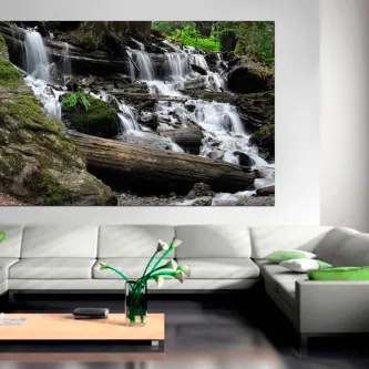 Quadro refrescante com cascata e tronco sobre sofá em sala moderna