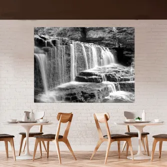 Quadro Pequena Cascata em preto e branco, cascata a cair sobre rochas