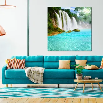 Quadro cascata natural com queda de água e lago turquesa pendurado sobre sofá