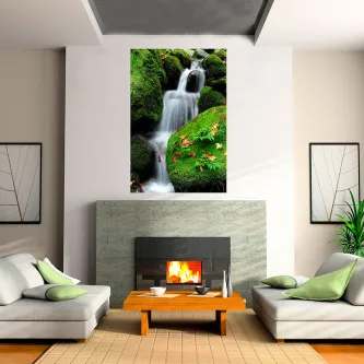 Quadro cascata de Água cristalina sobre lareira numa sala moderna
