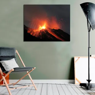 Quadro vulcão 2 com erupção, lava a fluir entre encostas escuras