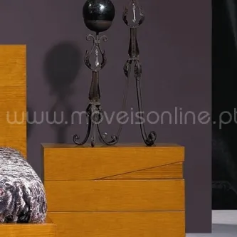 Mesa de cabeceira Class em madeira clara com três gavetas e candeeiro decorativo