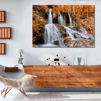 Quadro descida de água com cascata sobre rochas e folhagem outonal, pendurado em sala