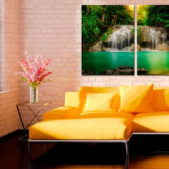 Quadro cascata na horizontal em duas peças sobre sofá amarelo