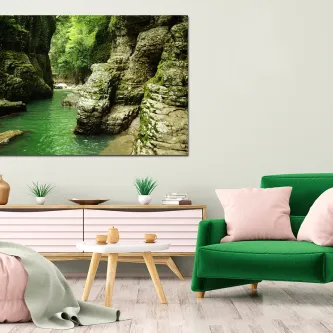 Quadro Bela Natureza com paisagem de rio verde entre rochas numa sala moderna