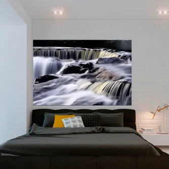 Quadro cascata de Água com queda de água sobre rochas, pendurado acima de cama