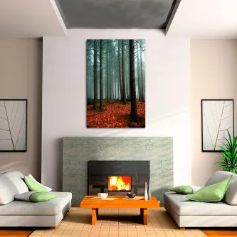 Quadro de bosque enevoado com árvores altas e chão de folhas vermelhas