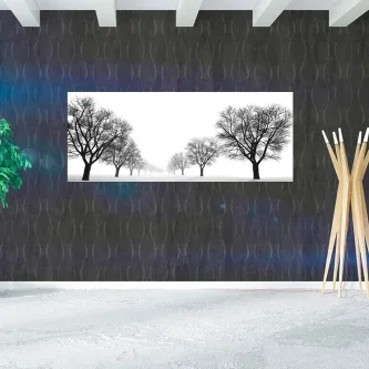 Quadro preto e branco com árvores em fila, perspetiva e nevoeiro
