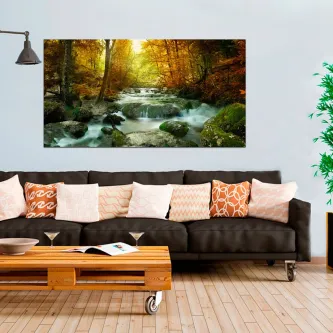 Quadro de rio com pedras em floresta outonal