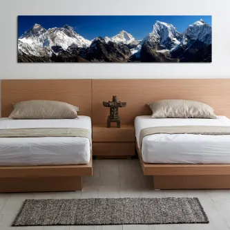 Quadro Himalaya panorâmico com montanhas nevadas sobre cabeceira entre duas camas