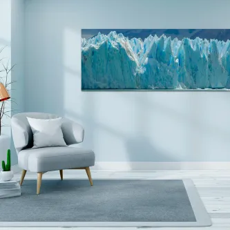 Quadro Patagonia com glaciar azul pendurado numa sala junto a poltrona cinzenta