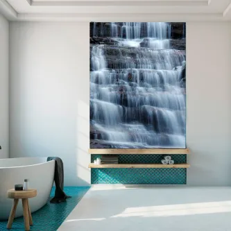 Quadro de cascata em tons azuis pendurado numa casa de banho moderna com banheira