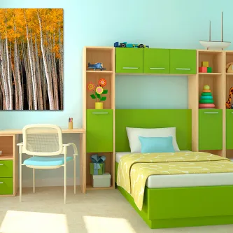 Quadro folhagem amarela na parede de quarto infantil com mobiliário verde