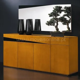 Aparador e moldura Class em madeira castanha com espelho, vasos negros e bonsai