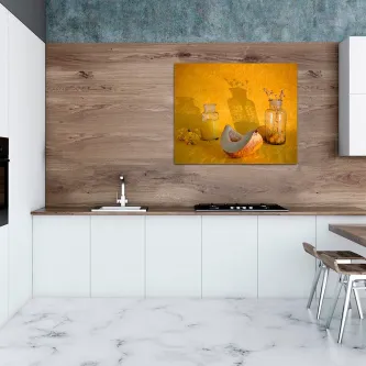 Quadro melão com fatias de melão e jarra sobre fundo amarelo na parede da cozinha
