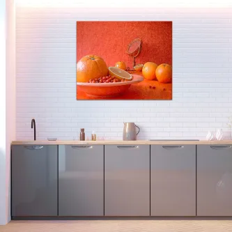 Quadro frutinha laranja com laranjas e gomos em prato sobre fundo laranja