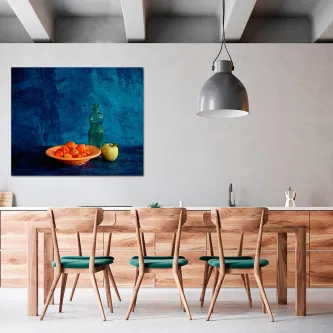 Natureza-morta com taça de laranjas, garrafa verde e maçã sobre fundo azul.