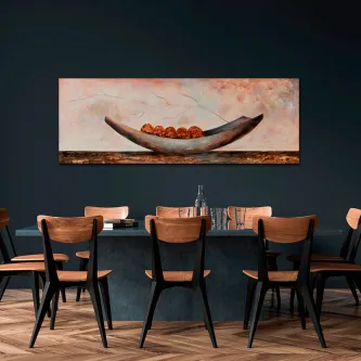 Quadro púcaro com vaso alongado e cinco frutos redondos sobre fundo abstrato