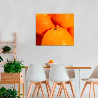 Quadro Naranja com close-up de laranjas na parede acima da mesa de jantar