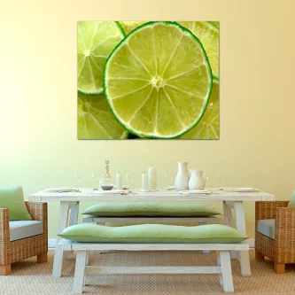 Quadro com rodela de lima em grande plano acima de mesa de jantar