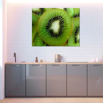 Quadro kiwi com imagem em close de fatias de kiwi verde pendurado numa parede branca