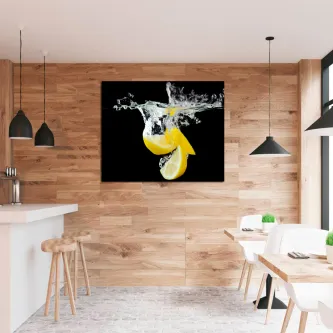 Quadro 'Lemons in Water' com limões a mergulhar e salpicos em fundo negro