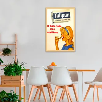 Quadro Tulipán vintage com mulher a provar alimento em pôster retro pendurado numa parede