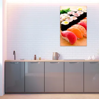 Quadro com fotografia de sushi pendurado acima de bancada de cozinha