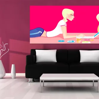 Quadro pop art com rapariga loira deitada e vários objetos coloridos