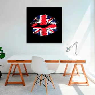 Quadro com lábios estampados pela bandeira do Reino Unido sobre fundo preto