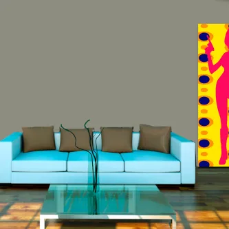 Quadro Dominadora com silhueta feminina rosa sobre fundo amarelo ao lado de sofá turquesa