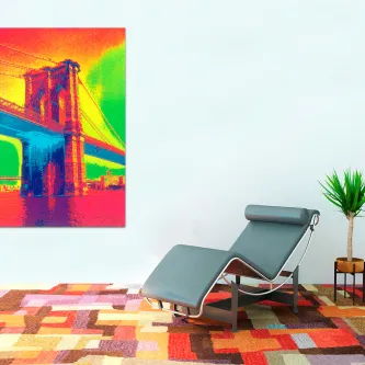 Quadro pop da ponte de Brooklyn em cores vibrantes na parede sobre poltrona moderna