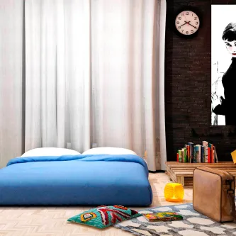 Quarto com cama azul e quadro Sexy Audrey Hepburn em estilo pop art na parede